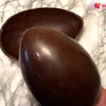 Uovo di Pasqua fatto in casa al cioccolato fondente