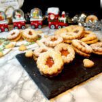Biscotti di Natale facilissimi e ripieni di marmellata o Nutella